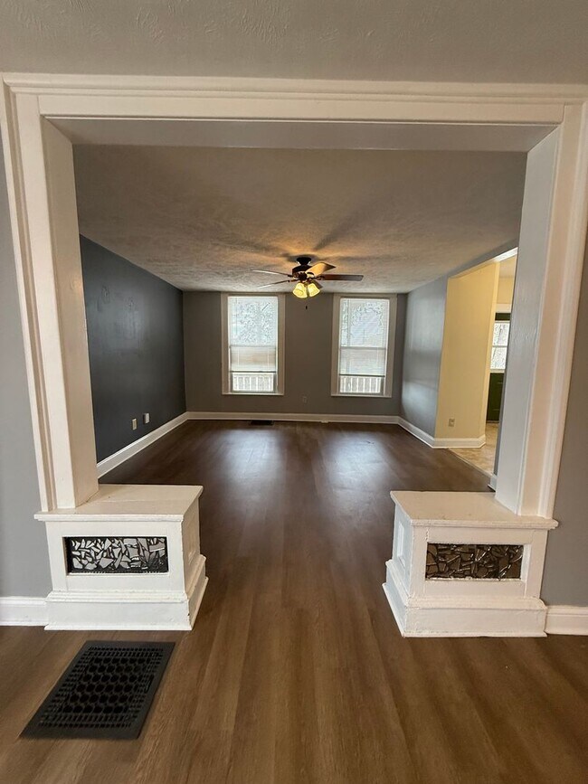 Foto del edificio - Spacious 4-Bedroom Home with Huge Fenced Backyard!