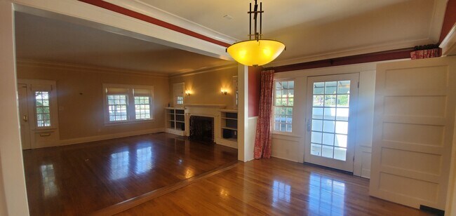 Building Photo - 1615 Rose Villa St