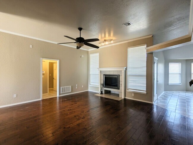 Foto del edificio - Beautiful 3 Bedroom Home with Study, Fireplace & Fenced Backyard!