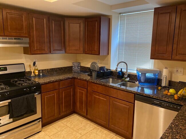 Foto del edificio - 2444 N Harding Ave