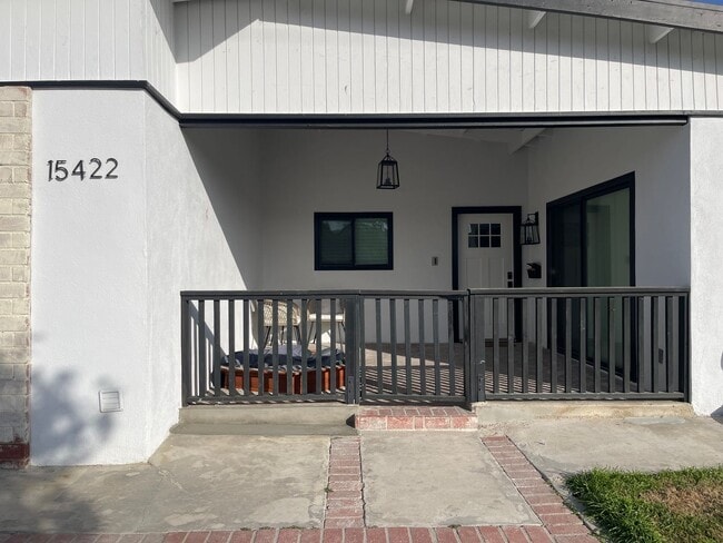 Building Photo - 3 Bedroom 2 Bathroom Home in Huntington Beach with Air Conditioning