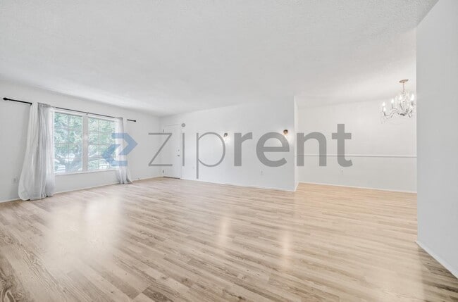 Building Photo - Unit 4