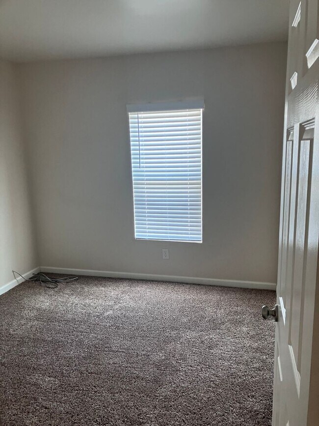 Foto del edificio - Available Now!