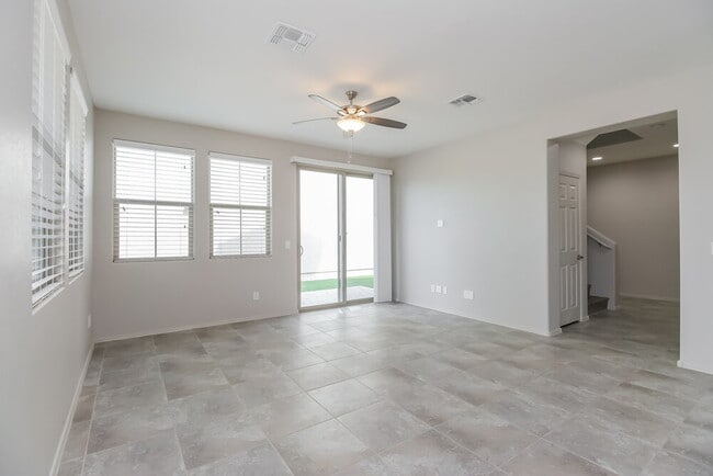 Building Photo - 325 N Sandal