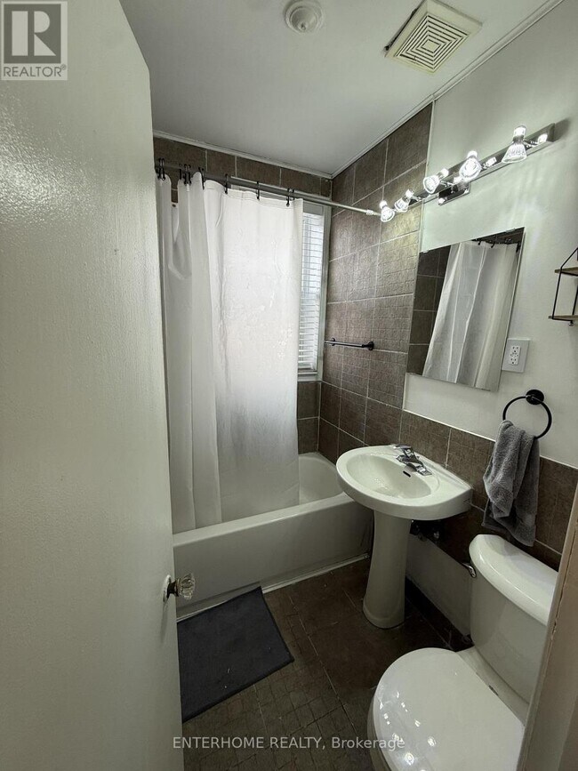 Building Photo - 51 Queen St E