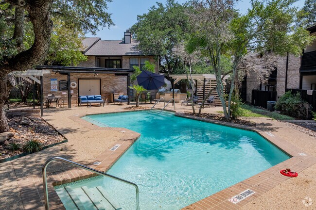 Piscina resplandeciente - Stratton Park Apartments