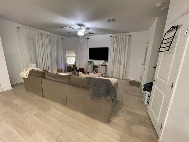 Foto del edificio - 5916 Jennifer Pasture Path