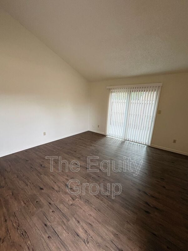 Building Photo - 1400 W Elowin Ave