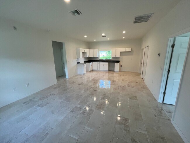 Foto del edificio - BRAND NEW HOUSE- READY FOR Showing