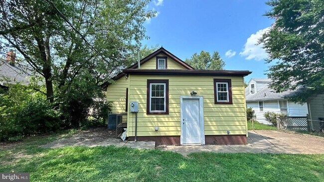 Building Photo - 112 Oak St