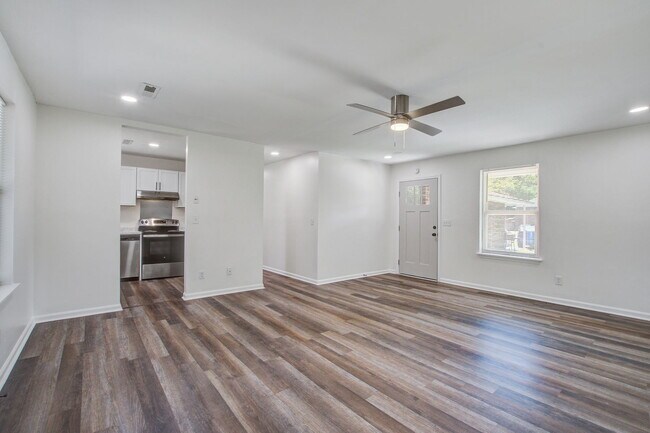 Foto del edificio - 114 Langley Dr