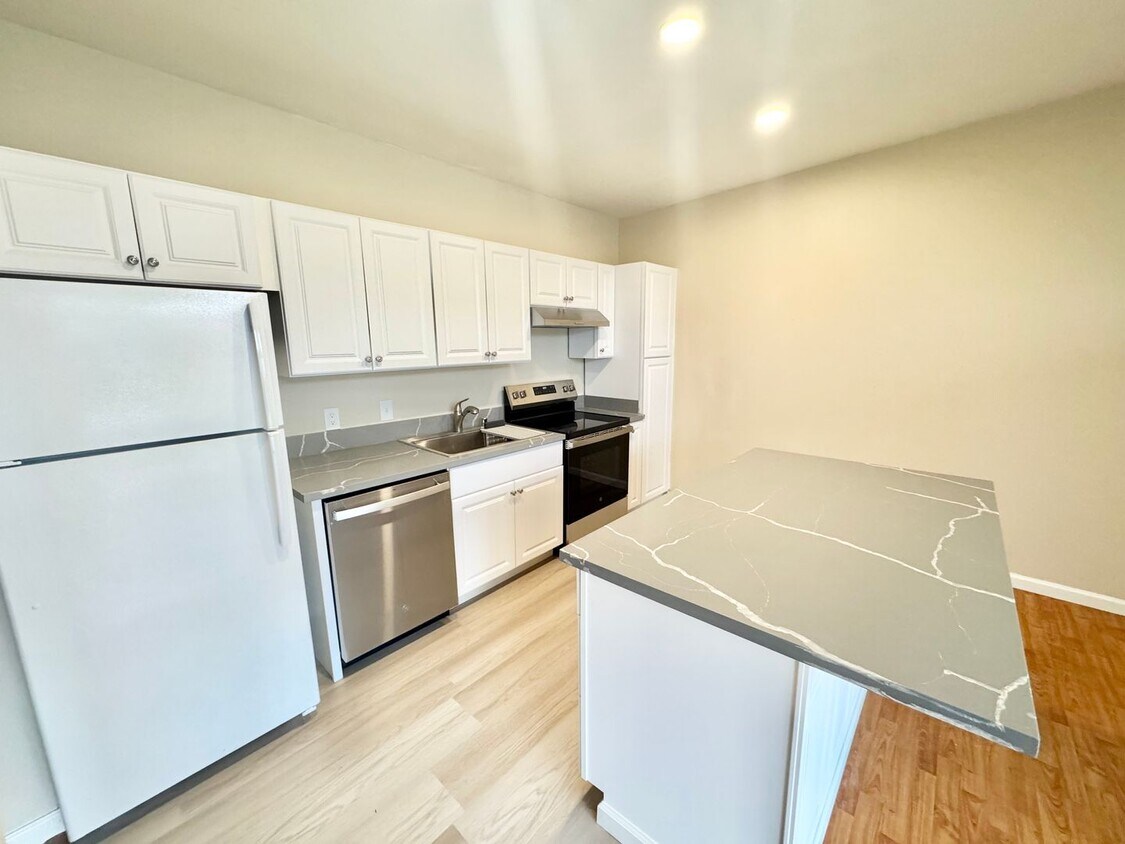 Primary Photo - Light and Bright 3 bed 2 bath Home in West...