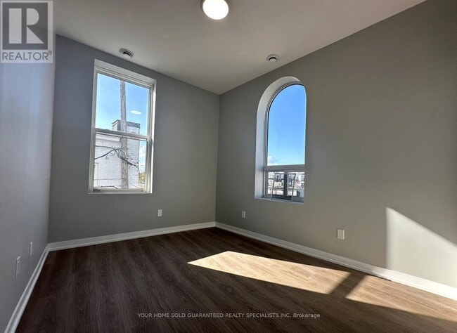 Building Photo - 9 Wellington St E