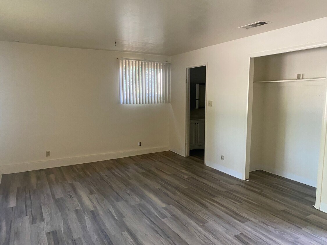 Building Photo - Large floorplan
