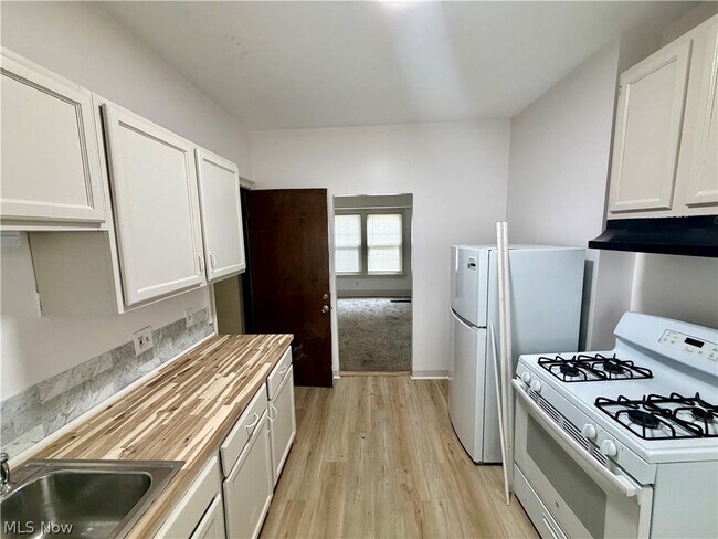 Foto del edificio - 3430 Beechwood Ave