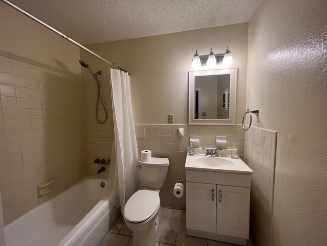 Building Photo - 2 BR CONDO NEAR LSU