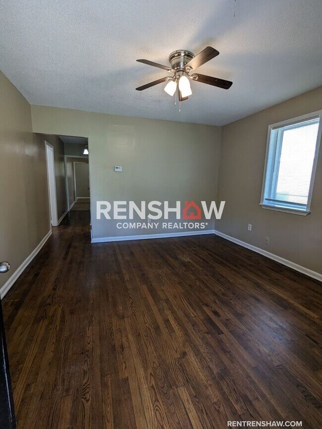 Building Photo - COMPLETELY RENOVATED 3 Bedroom / 1 bath - ...