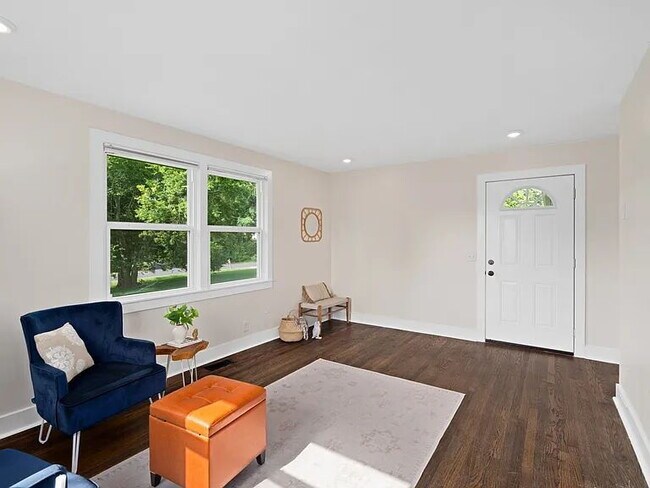 Foto del edificio - 2 Bedroom, 1 Bathroom Duplex Near Woodbine...