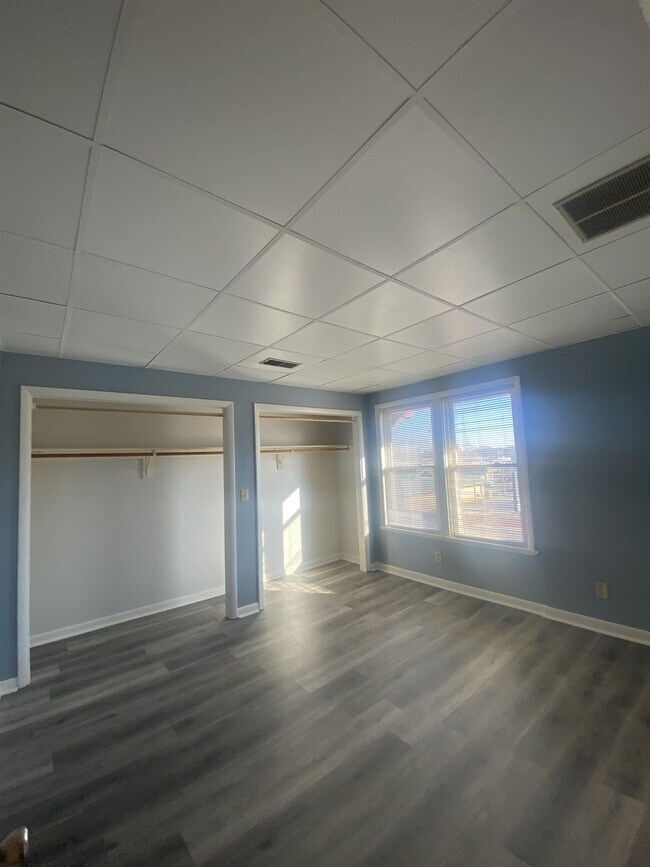 Building Photo - 525 E Pine St