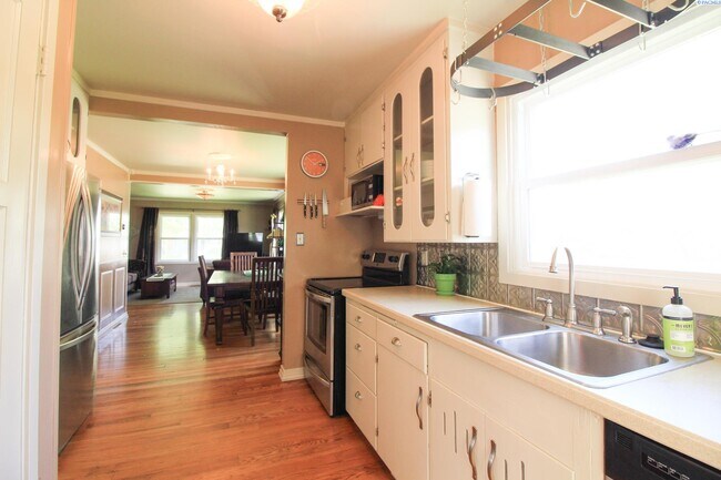 Building Photo - 2 BD, 1 BA with office, FURNISHED home