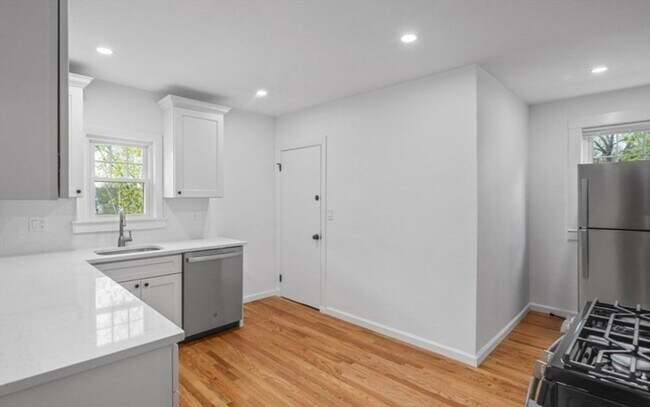 Foto del edificio - 79 Lenoxdale Ave