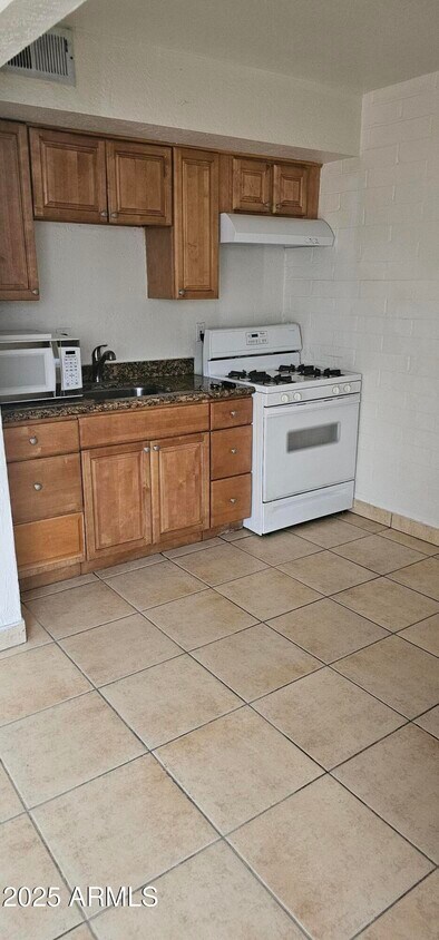 Foto principal - 581 S California St