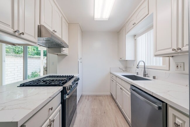 Building Photo - North Redondo 3 bedroom