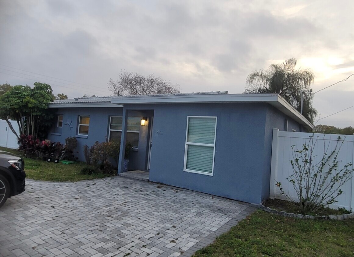 Foto principal - 9600 2nd St N