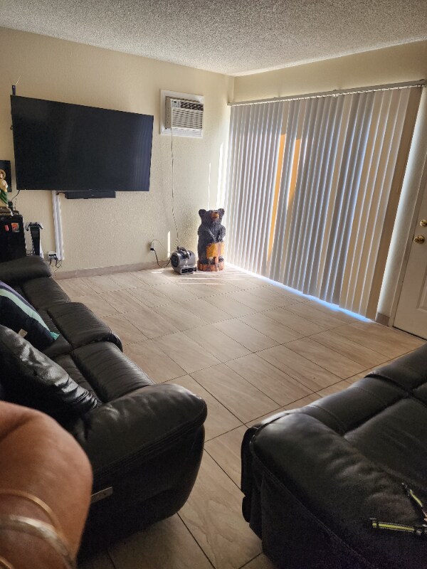 Foto del edificio - 745 S Lark Ellen Ave