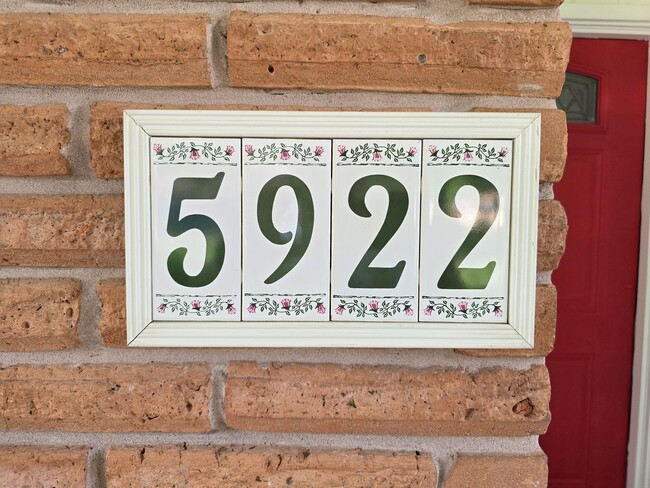 Foto del edificio - 5922 Densmore Dr