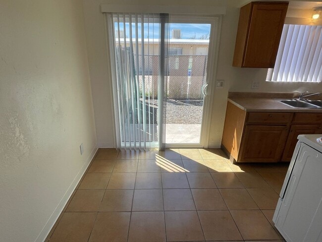 Foto del edificio - Two Bedroom With A/C, Fenced Yard and Wash...