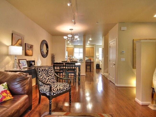 Foto del edificio - Pleasanton  Vineyard Downtown 3+office/2.5ba w/2 car garage!