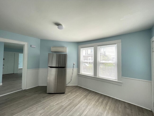 Building Photo - 9 Oak St