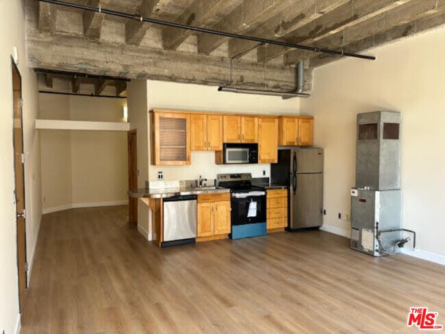 Foto del edificio - 312 W 5th St