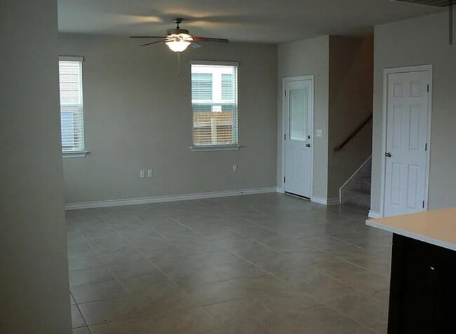 Building Photo - Modern 3 Bed and 2.5 Bath Home Near Downto...