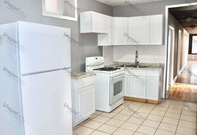 Building Photo - 300 N White Ave