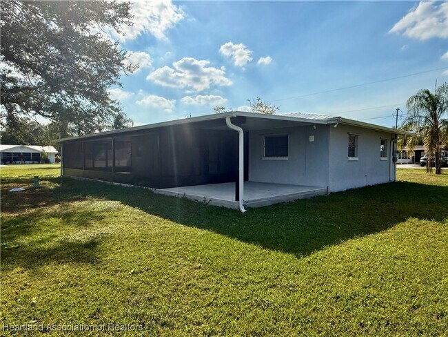 Building Photo - 10345 SW Riverview Cir