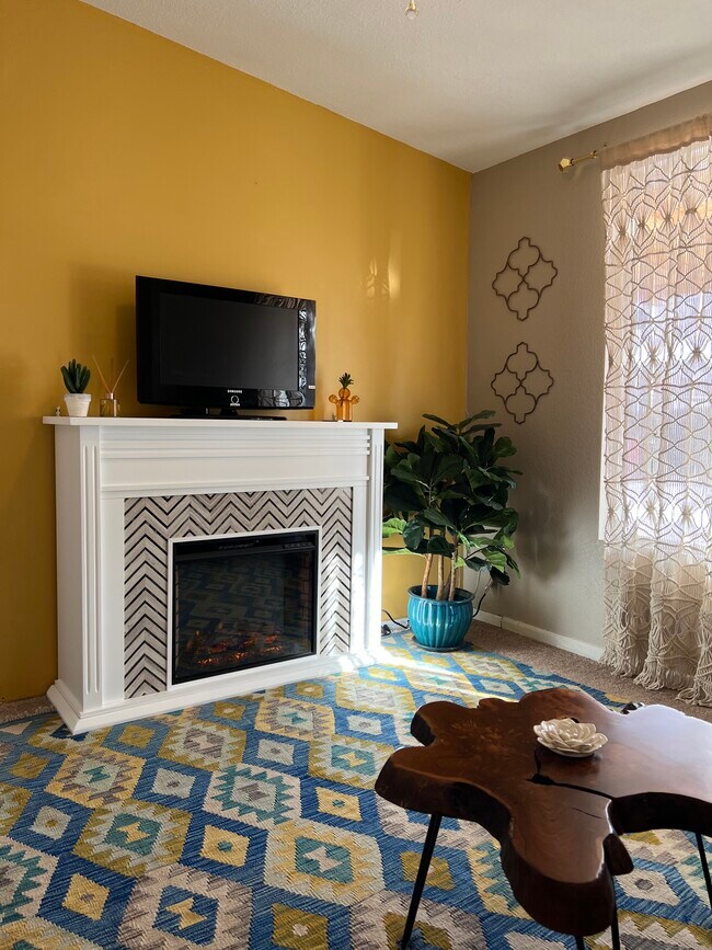 2nd Chimenea en la sala de estar - 442 S Ingalls St