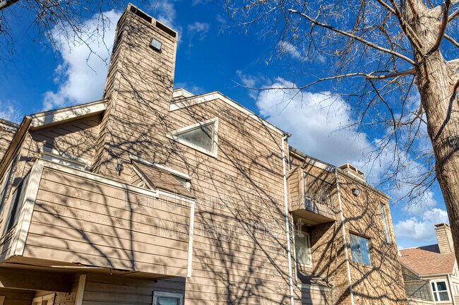 Building Photo - 9809 W Walnut St