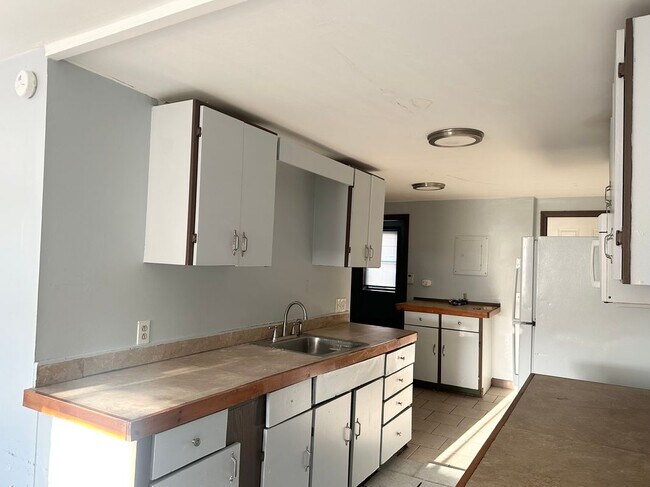 Building Photo - 61 School St