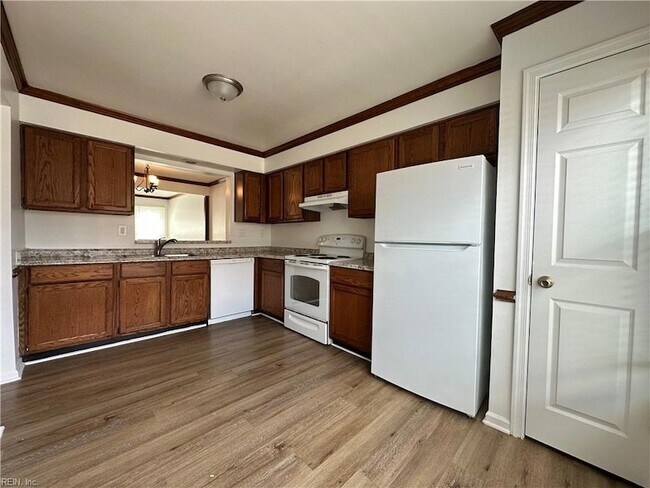 Foto del edificio - 3112 Radcliffe Ln N