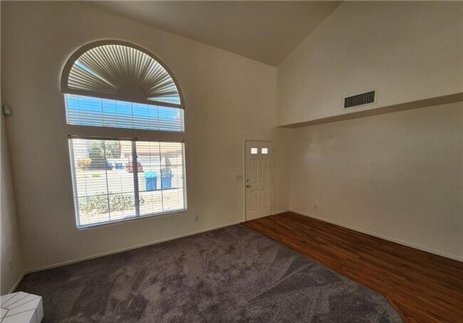 Foto del edificio - Beautiful two story home with a two car garage, covered RV gate, and dedicated RV parking.