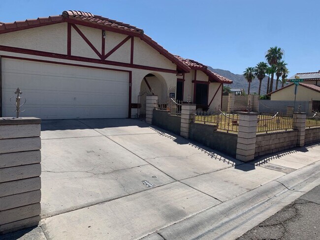 Building Photo - Single Story 3 Bedroom on Large Lot