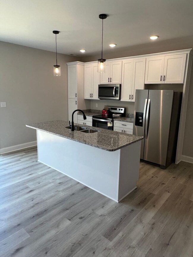 Building Photo - HALF OFF ONE MONTH AT 1213 SHALLOWFORD ST!