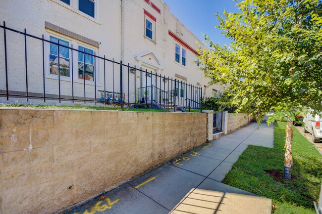 Building Photo - 303 Seaton Pl NE