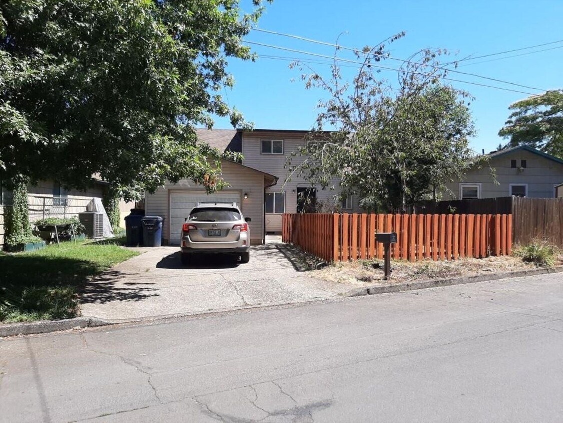 Primary Photo - Spacious 5 bedroom/1.5 bath home in Spring...