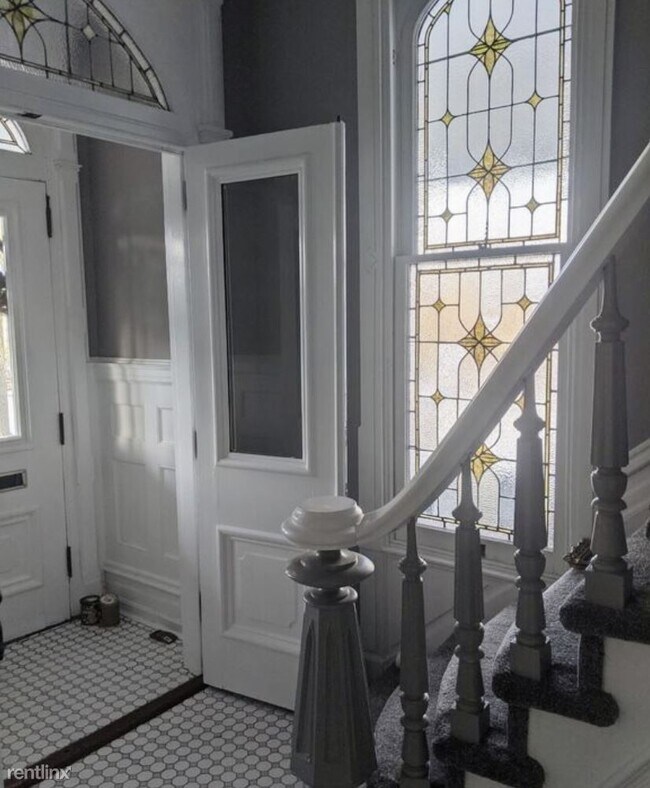 Foto del edificio - 3 br, 1 bath Triplex - 624 Jefferson Avenue 3
