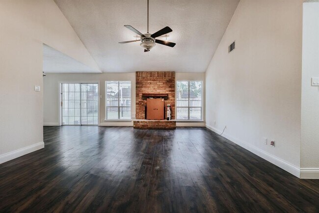 Building Photo - 15711 Stonehaven Dr