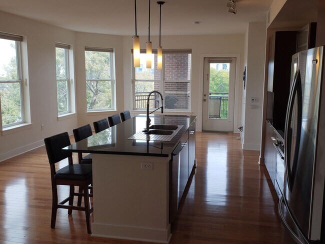Foto del edificio - Beautiful 2-bed, 2-bath condo in Jefferson Park