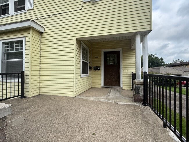 Building Photo - 408-410 Van Buren St